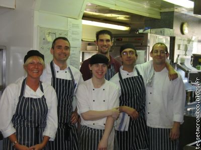 et voici l'equipe de la kitchen du manoir!!